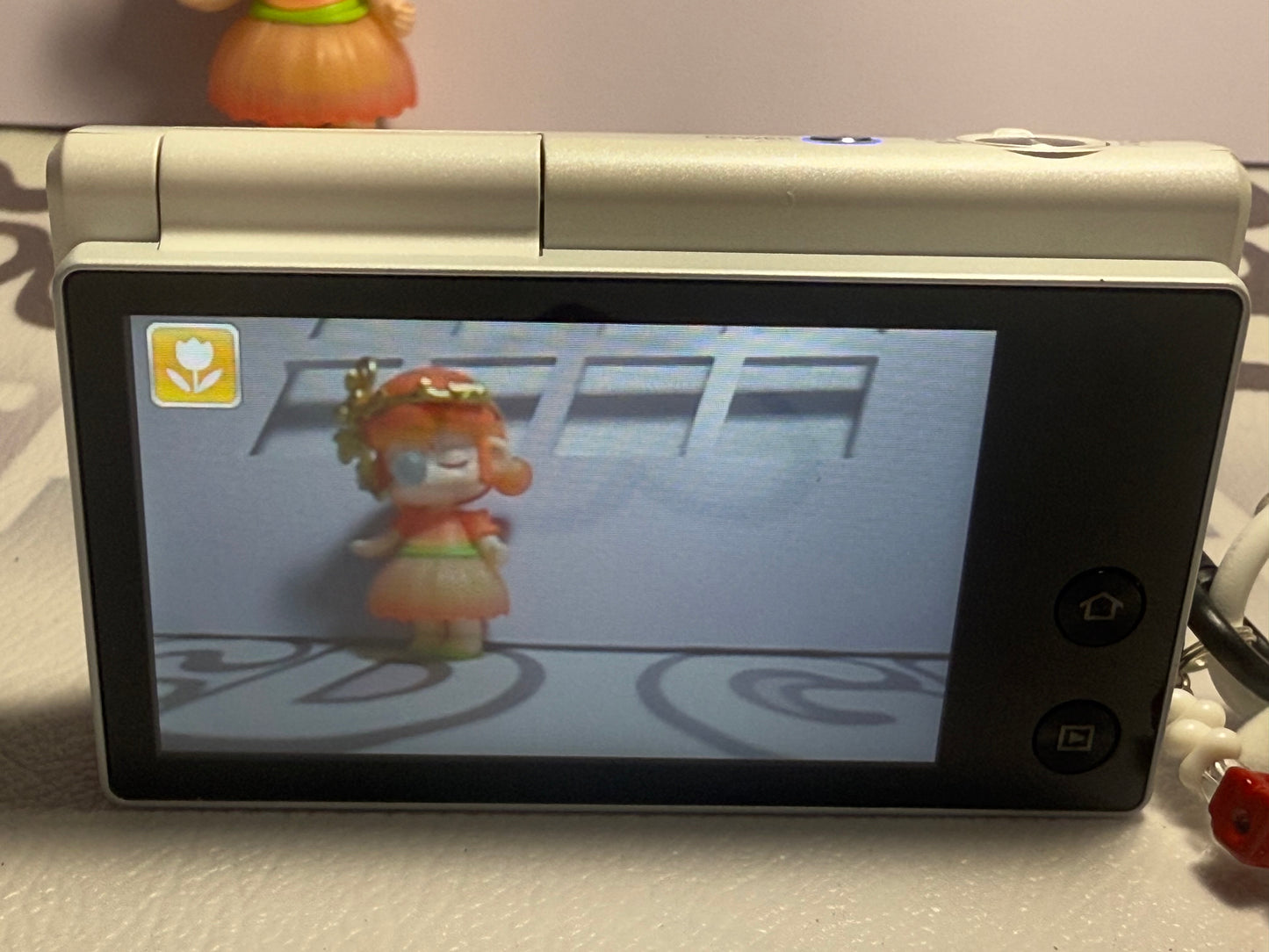 Samsung MV800 Flip-out 5x Zoom 16 Megapixels Touch English