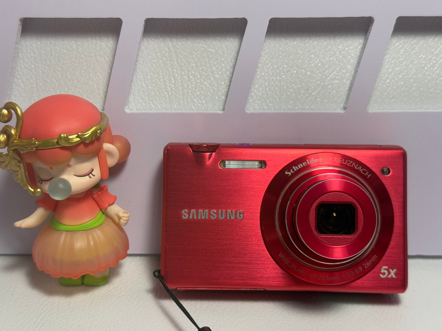 Samsung MV800 Flip-out Touch Screen Vlog Digital Camera 16.2 Megapixel