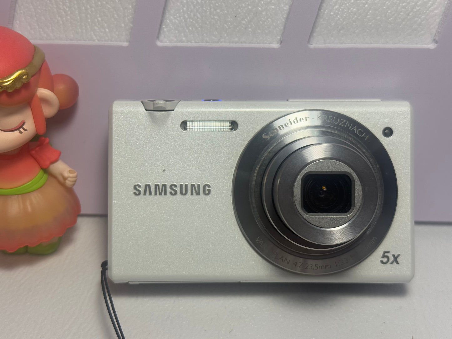 Samsung MV800 Flip-out 5x Zoom 16 Megapixels Touch English