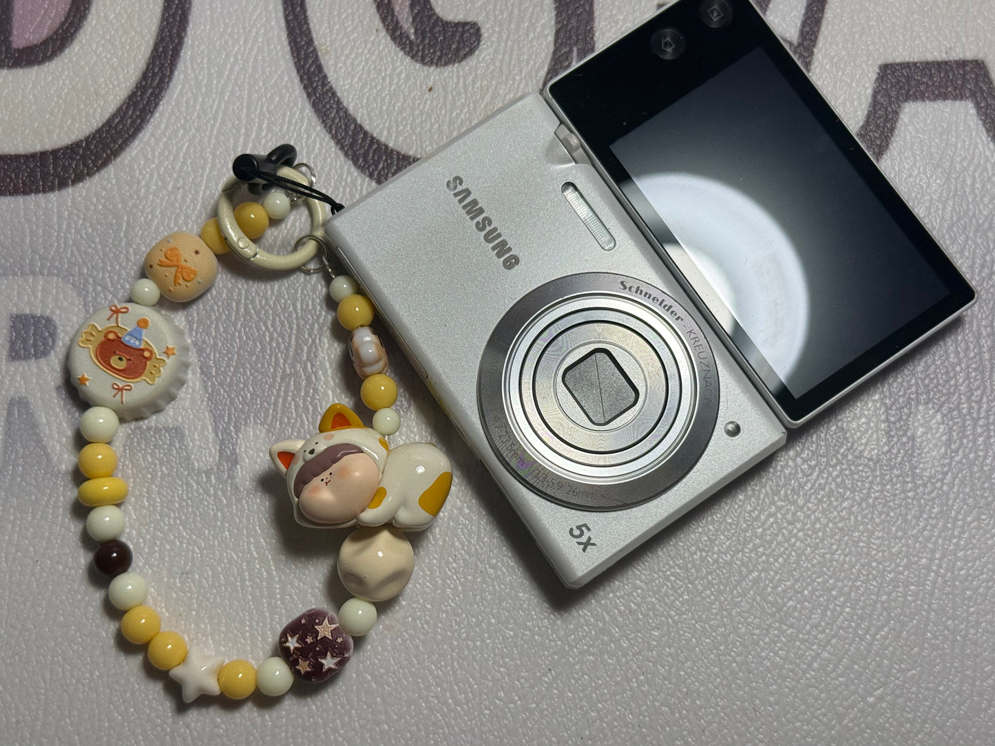 Samsung MV800 Flip-out 5x Zoom 16 Megapixels Touch English