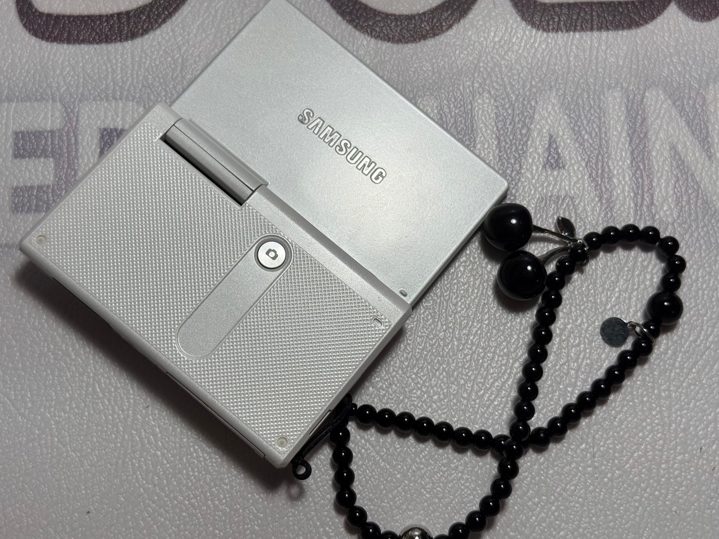 Samsung MV800 Flip-out 5x Zoom 16 Megapixels Touch English