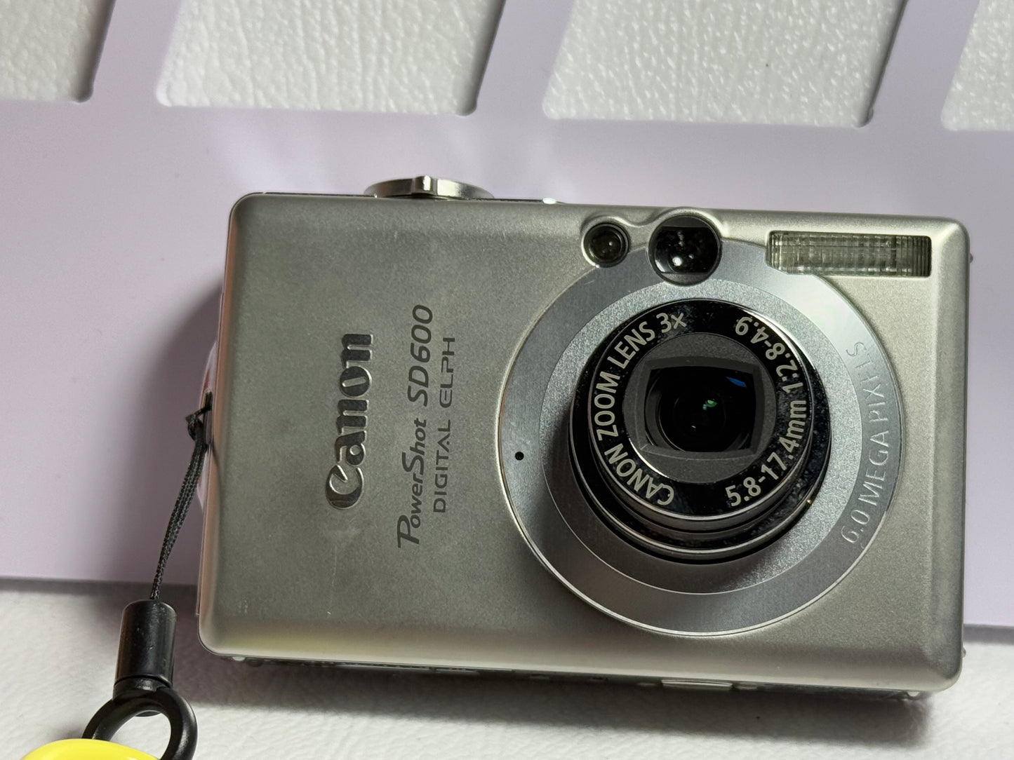 Canon PowerShot SD600 （ixus60）Digital ELPH 6MP Camera