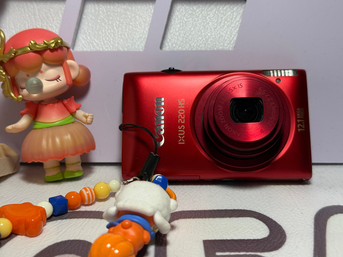 Canon PowerShot ELPH 300 HS / IXUS 220 HS 12.1MP Digital Camera - RED
