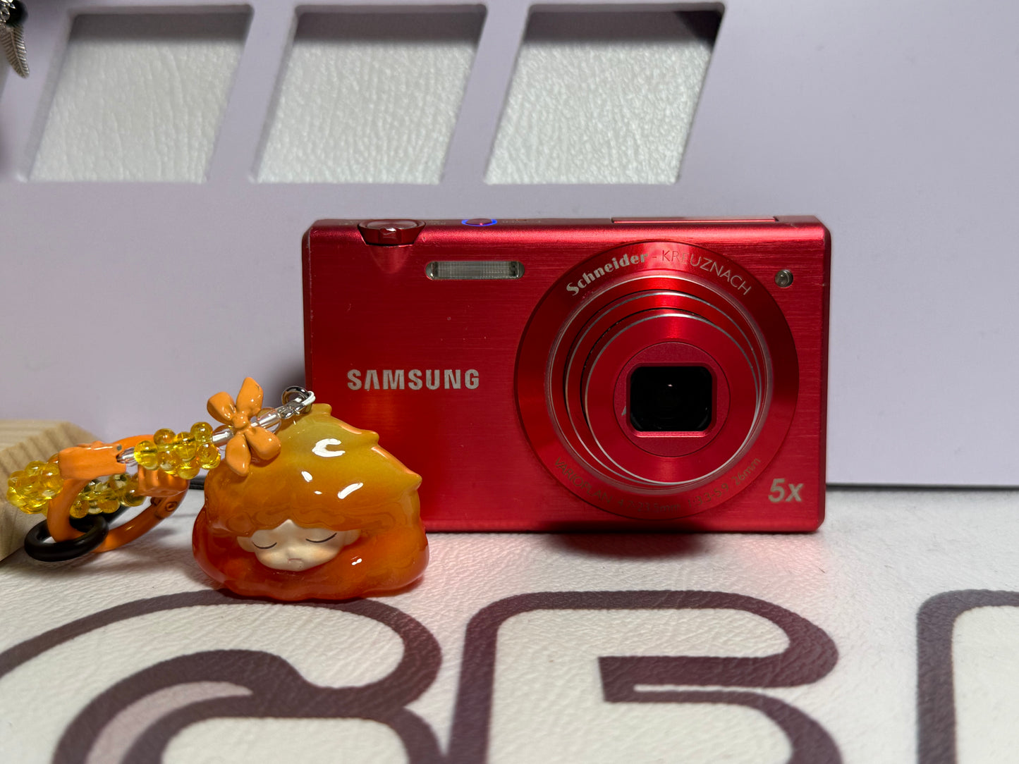 Samsung MV800 Flip-out 5x Zoom 16 Megapixels Touch English