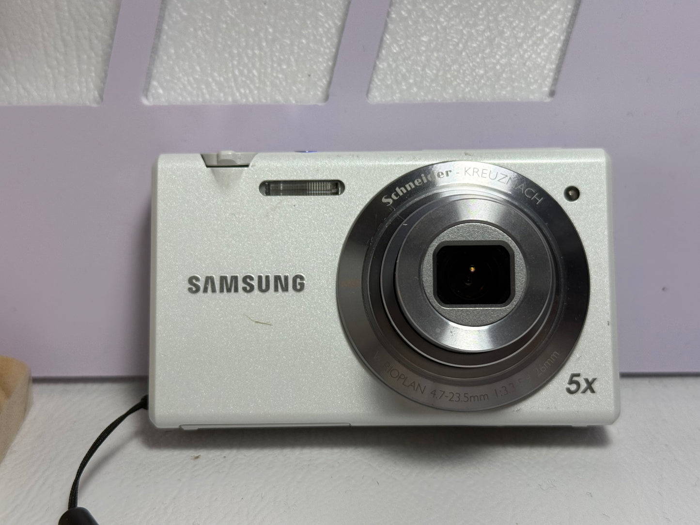 Samsung MV800 Flip-out 5x Zoom 16 Megapixels Touch English