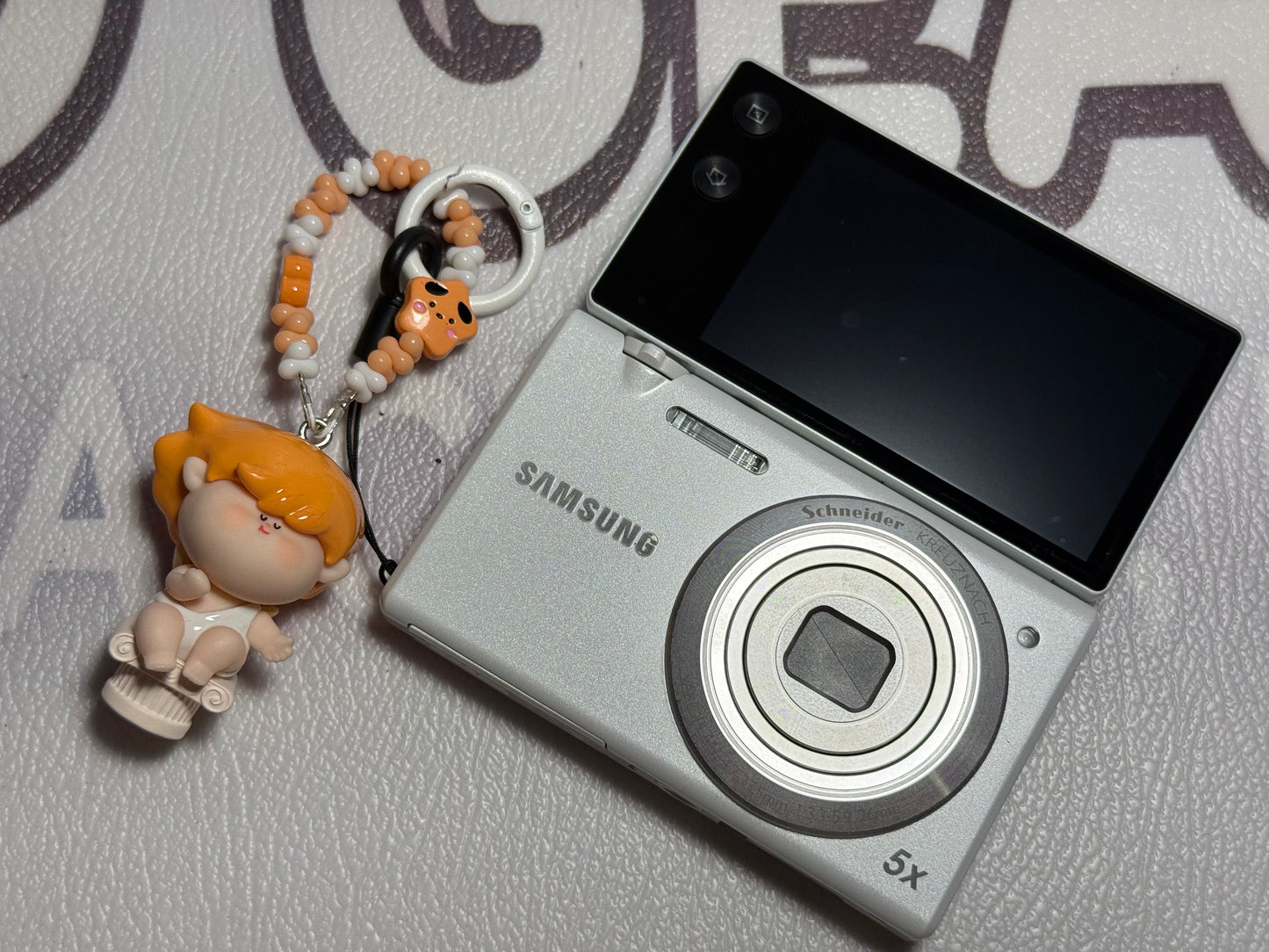 Samsung MV800 Flip-out 5x Zoom 16 Megapixels Touch English