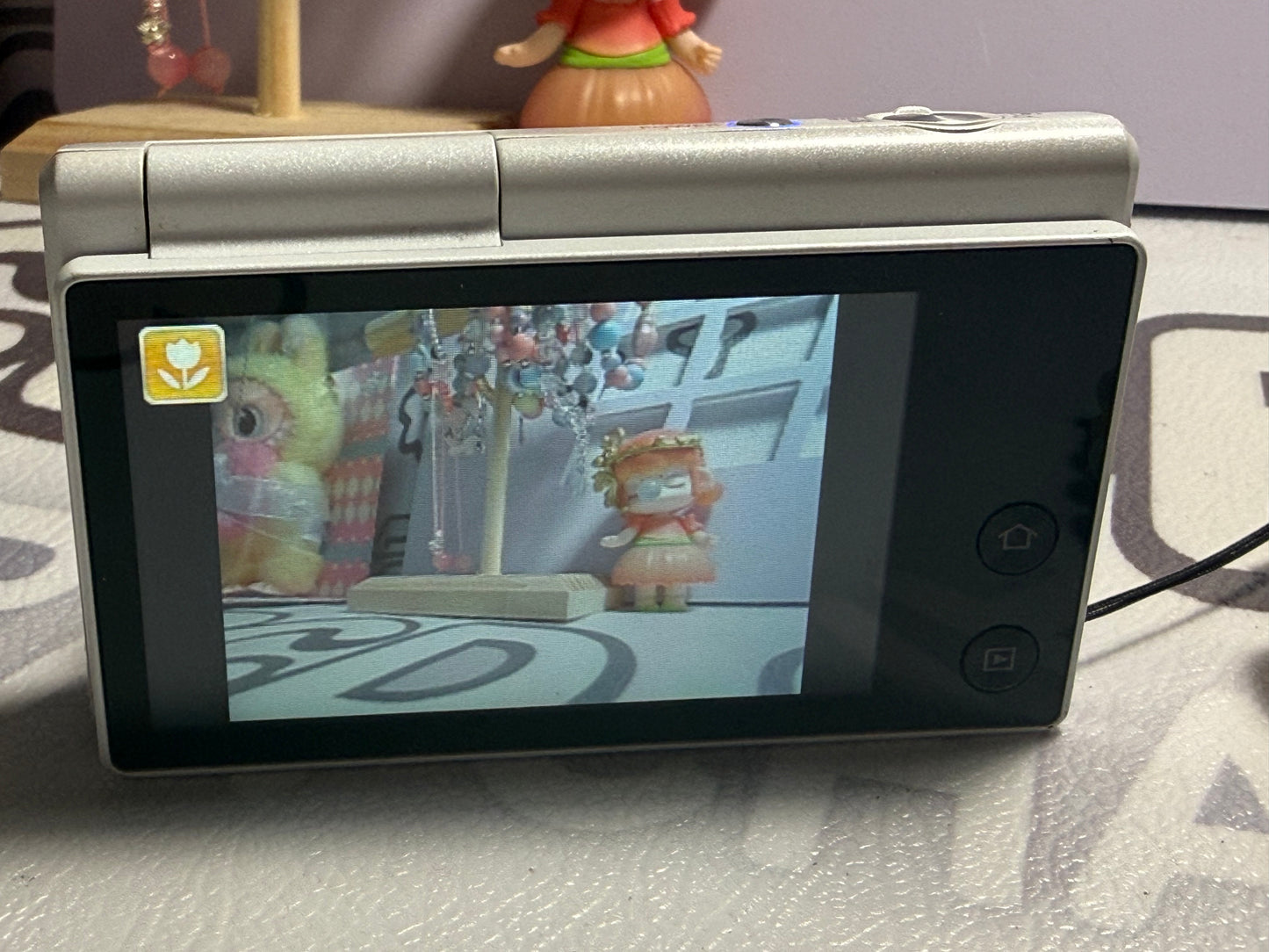 Samsung MV800 Flip-out 5x Zoom 16 Megapixels Touch English