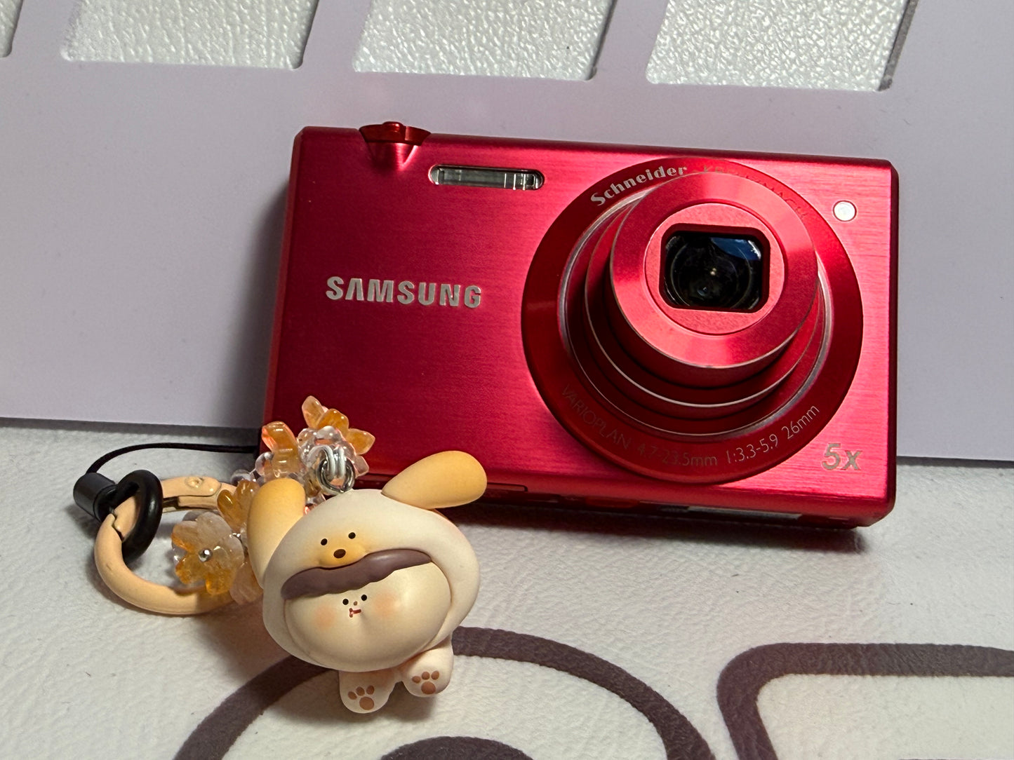 Samsung MV800 Flip-out 5x Zoom 16 Megapixels Touch English