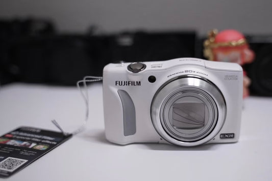 Fujifilm FinePix F850EXR 16 MP 20x Opt. Zoom Compact Digital Camera