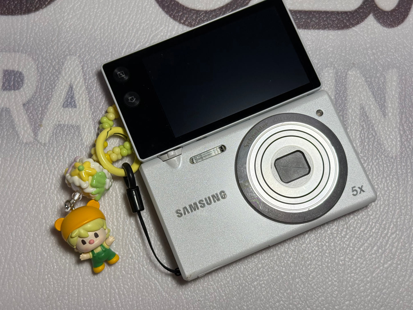Samsung MV800 Flip-out 5x Zoom 16 Megapixels Touch English