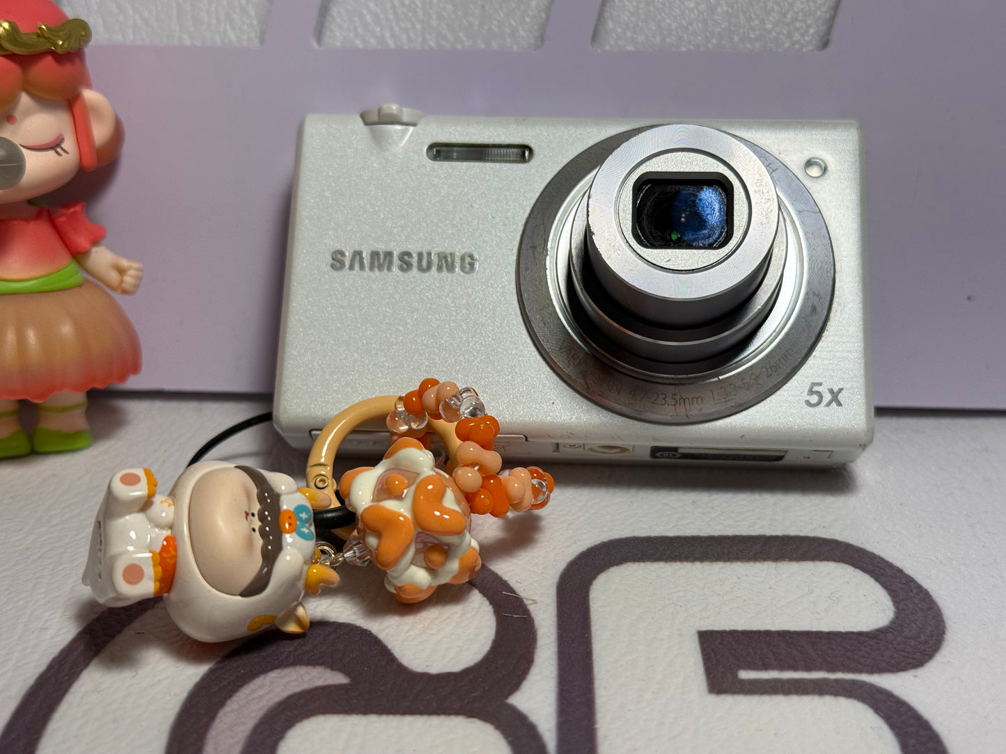 Samsung MV800 Flip-out 5x Zoom 16 Megapixels Touch English