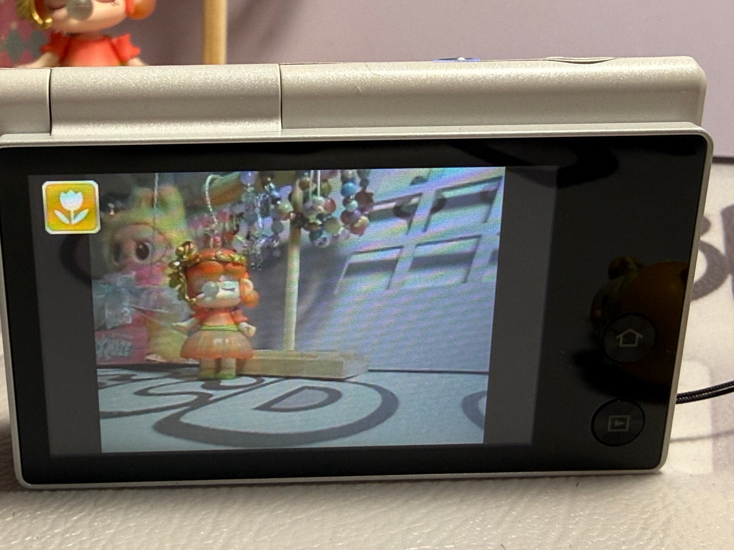 Samsung MV800 Flip-out 5x Zoom 16 Megapixels Touch English