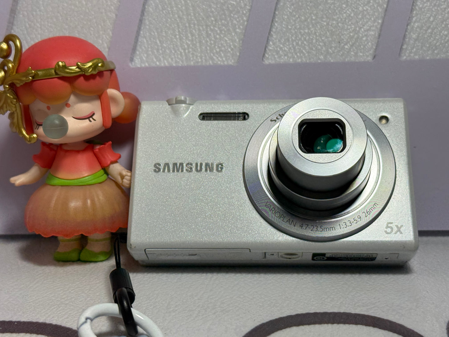 Samsung MV800 Flip-out 5x Zoom 16 Megapixels Touch English