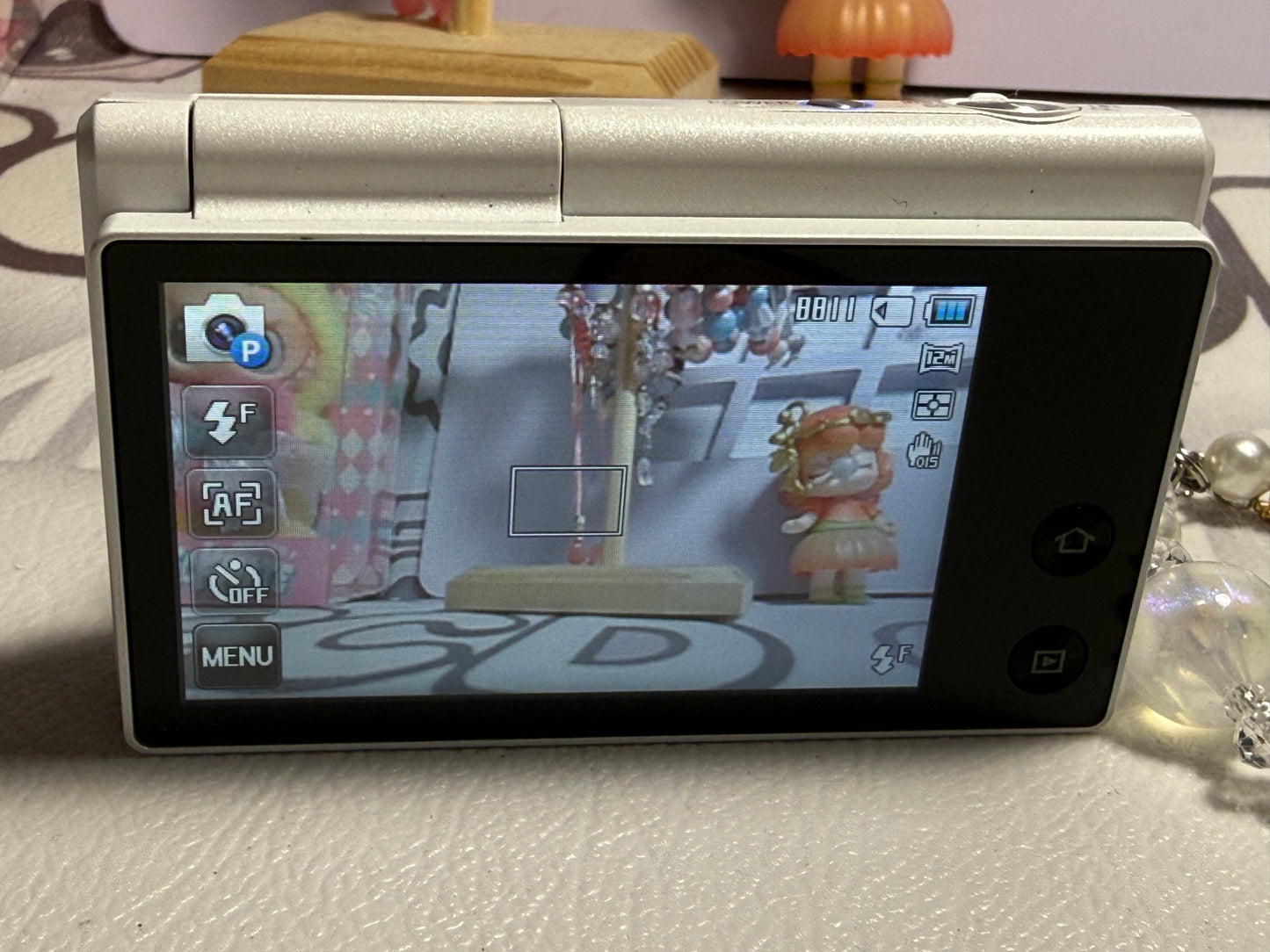 Samsung MV800 Flip-out 5x Zoom 16 Megapixels Touch English
