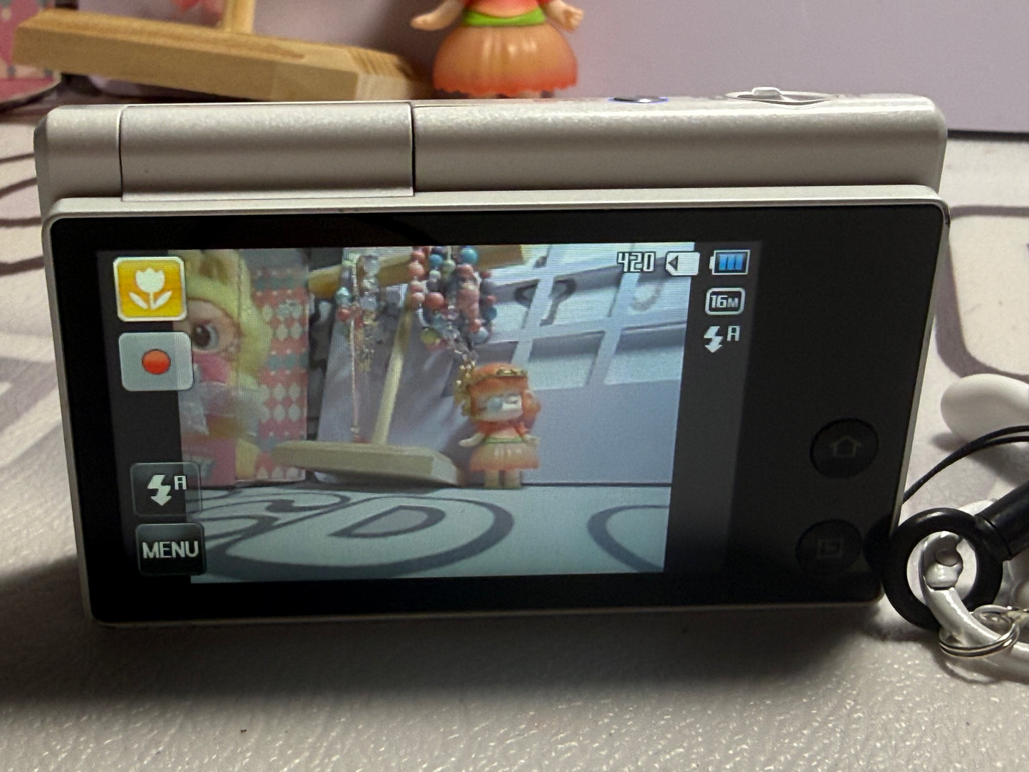 Samsung MV800 Flip-out 5x Zoom 16 Megapixels Touch English
