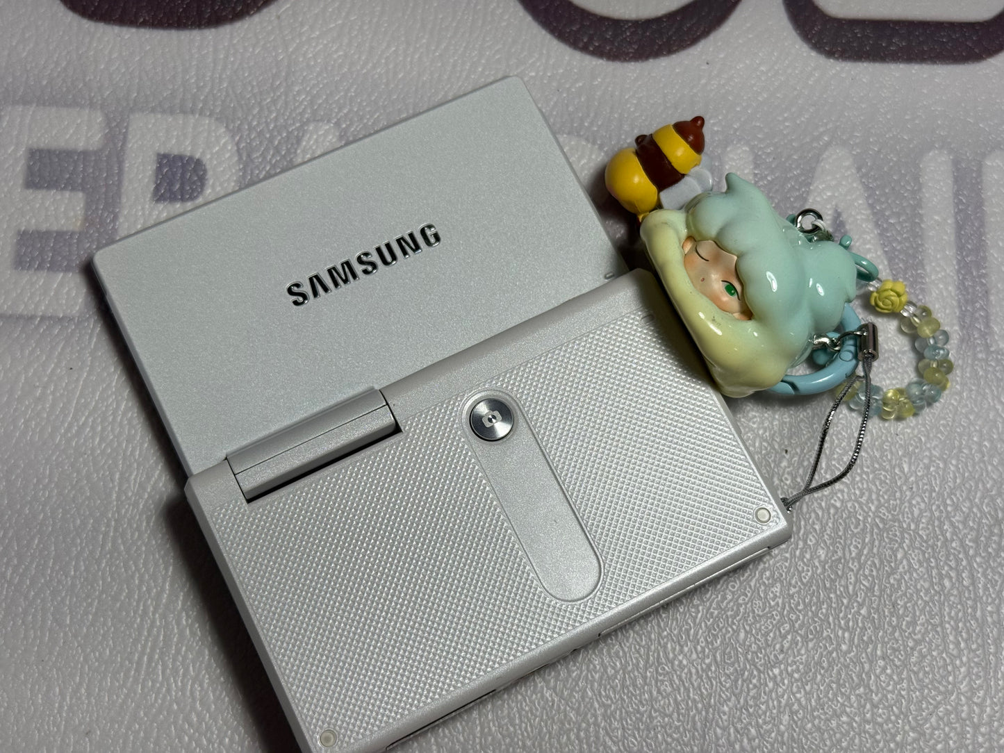 Samsung MV800 Flip-out 5x Zoom 16 Megapixels Touch English