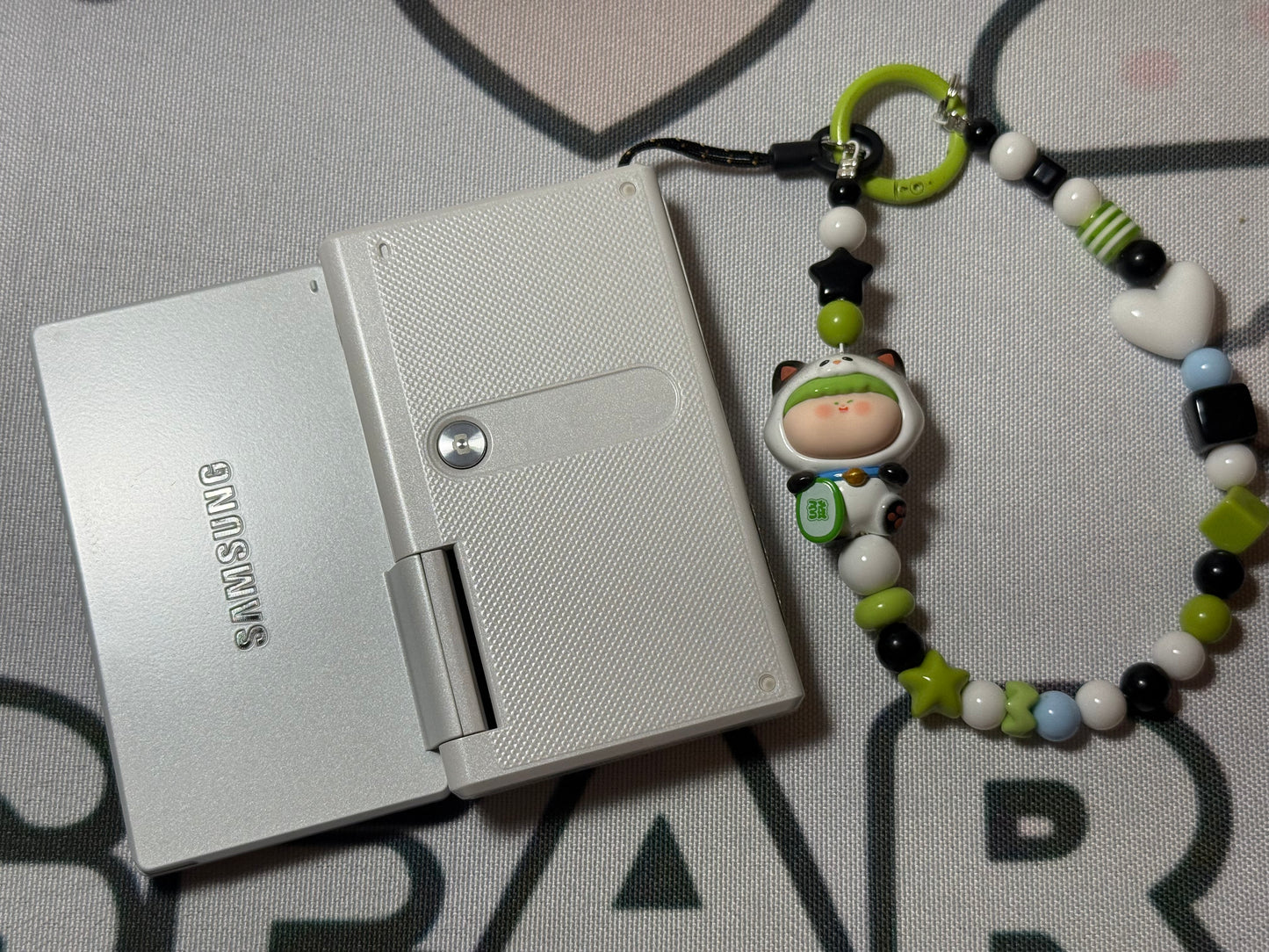 Samsung MV800 Flip-out 5x Zoom 16 Megapixels Touch English