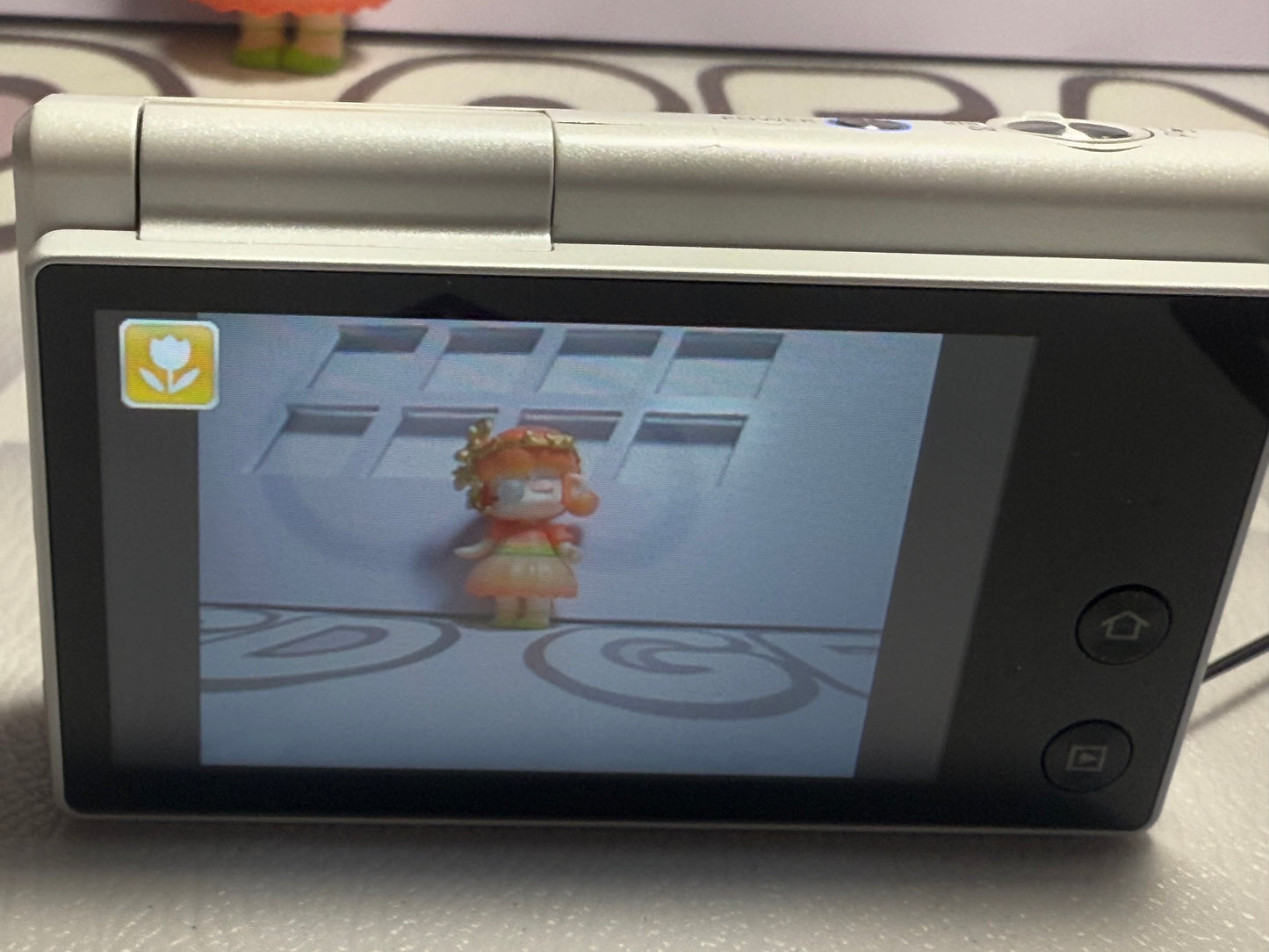 Samsung MV800 Flip-out 5x Zoom 16 Megapixels Touch English