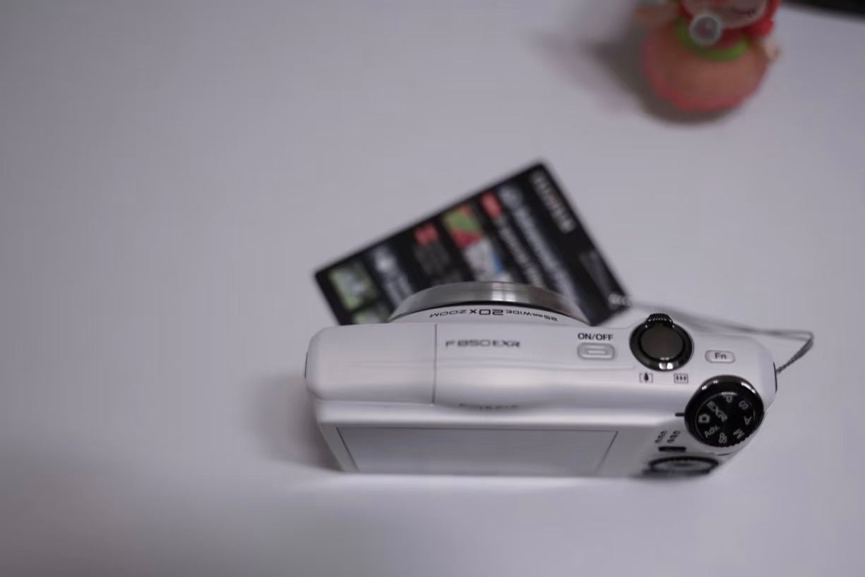 Fujifilm FinePix F850EXR 16 MP 20x Opt. Zoom Compact Digital Camera