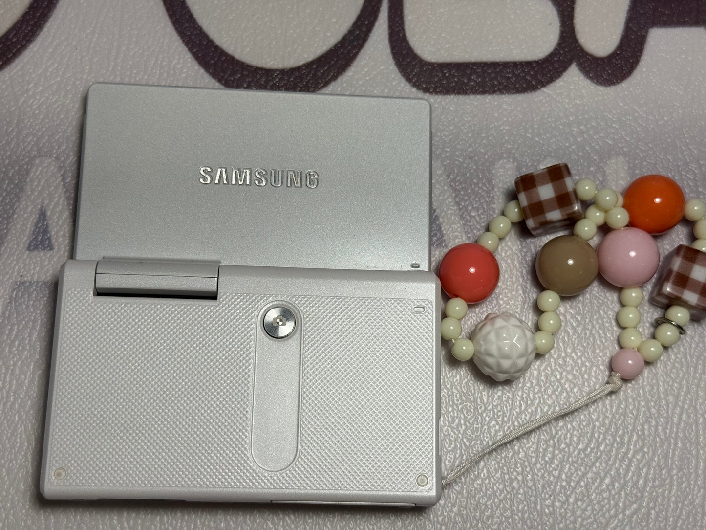 Samsung MV800 Flip-out 5x Zoom 16 Megapixels Touch English