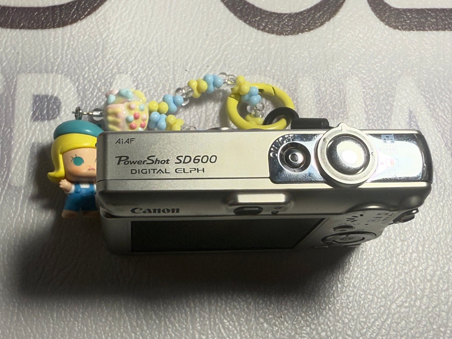 Canon PowerShot SD600 （ixus60）Digital ELPH 6MP Camera