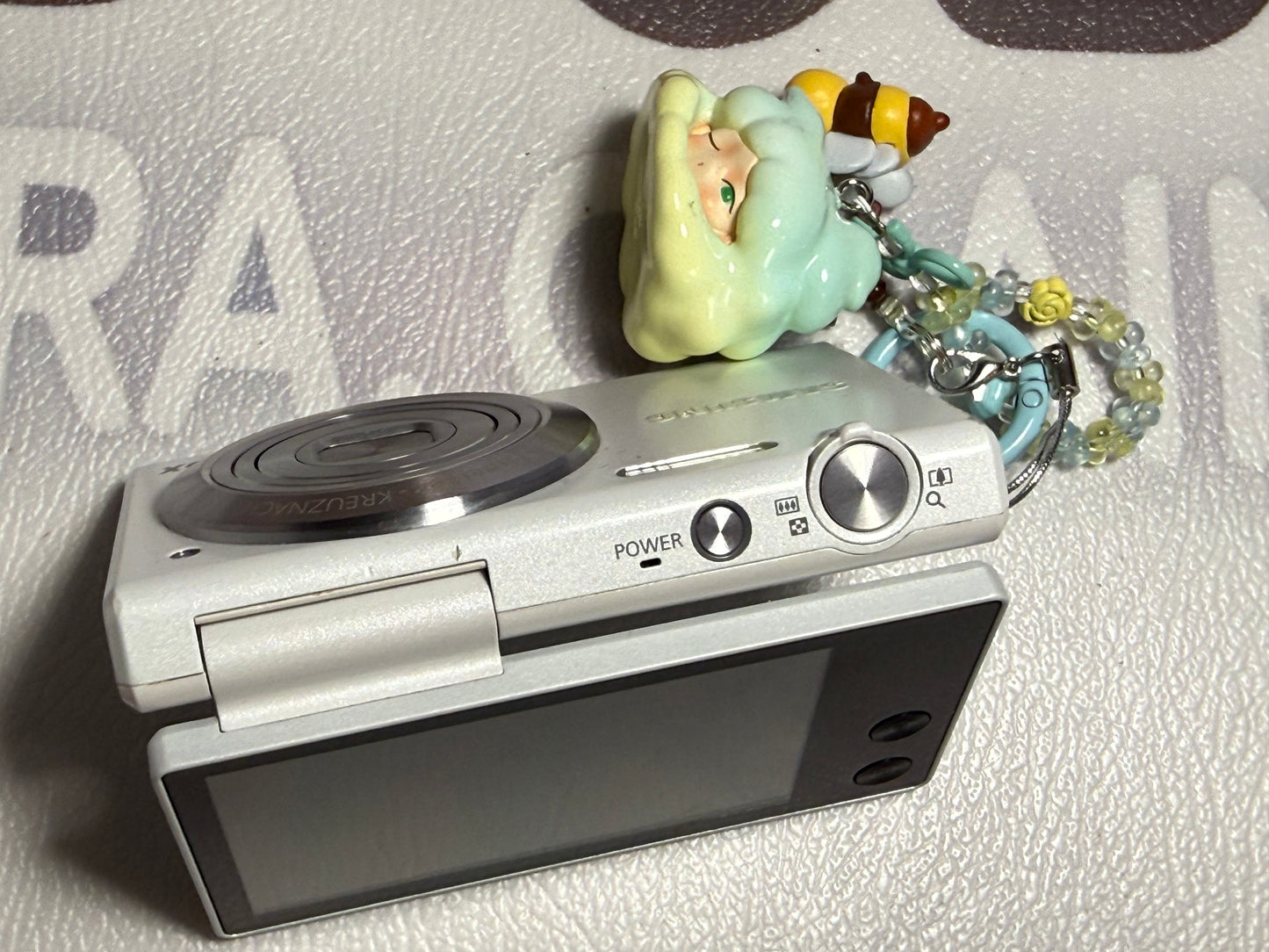 Samsung MV800 Flip-out 5x Zoom 16 Megapixels Touch English