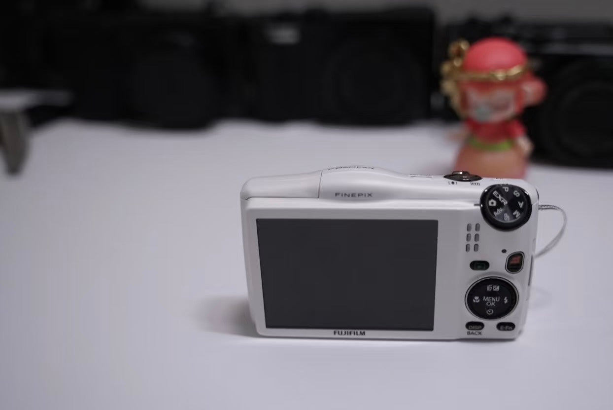 Fujifilm FinePix F850EXR 16 MP 20x Opt. Zoom Compact Digital Camera