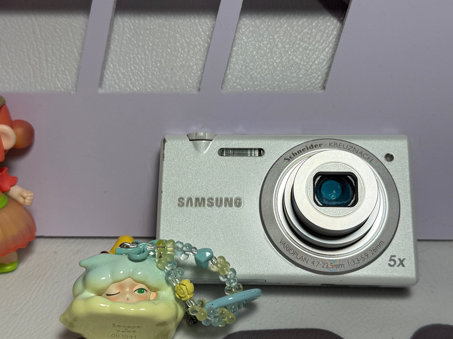 Samsung MV800 Flip-out 5x Zoom 16 Megapixels Touch English