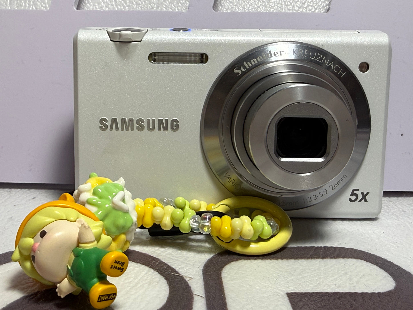 Samsung MV800 Flip-out 5x Zoom 16 Megapixels Touch English
