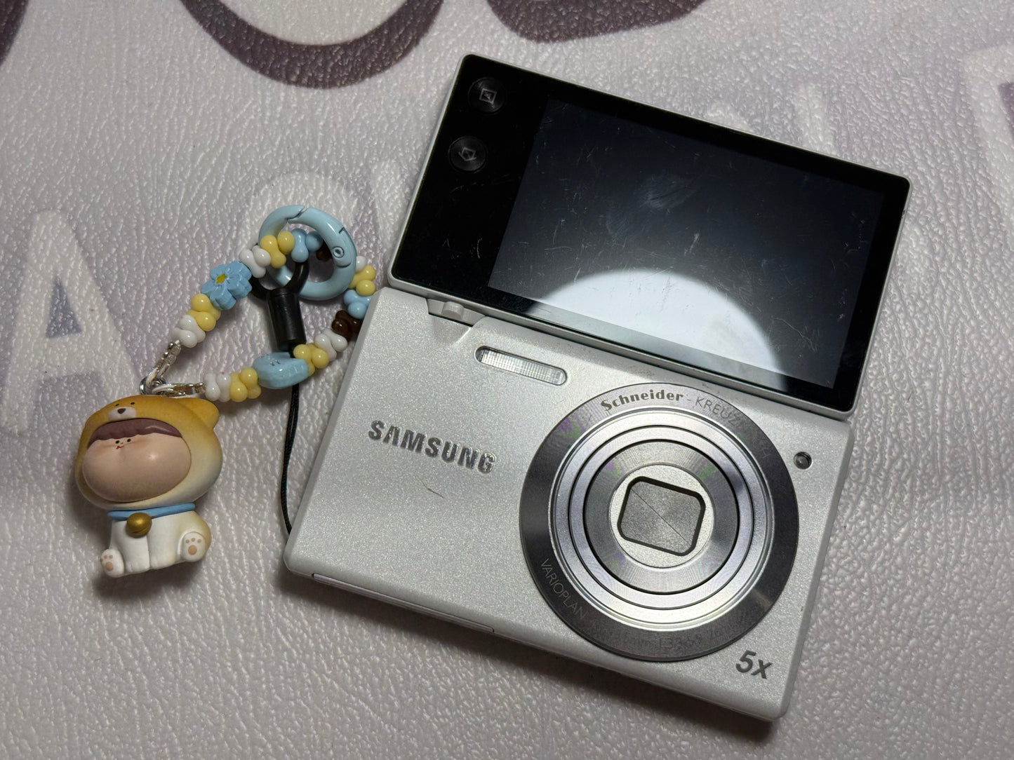 Samsung MV800 Flip-out 5x Zoom 16 Megapixels Touch English