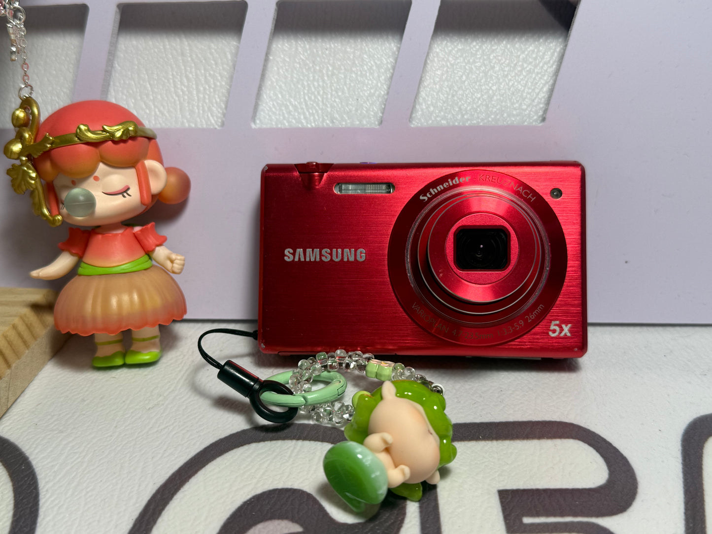 Samsung MV800 Flip-out 5x Zoom 16 Megapixels Touch English