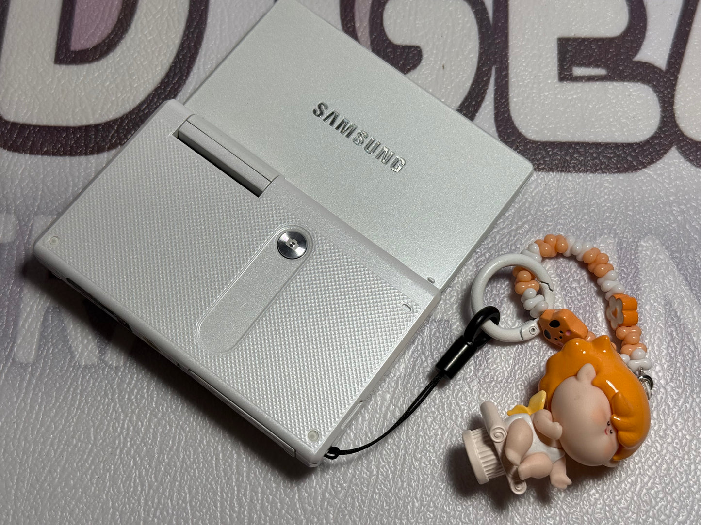 Samsung MV800 Flip-out 5x Zoom 16 Megapixels Touch English
