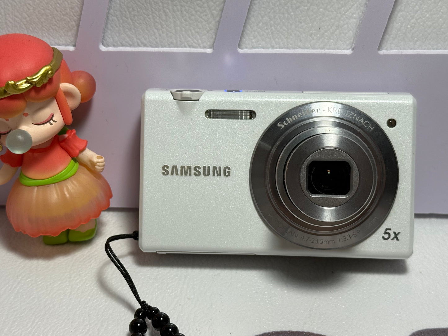 Samsung MV800 Flip-out 5x Zoom 16 Megapixels Touch English