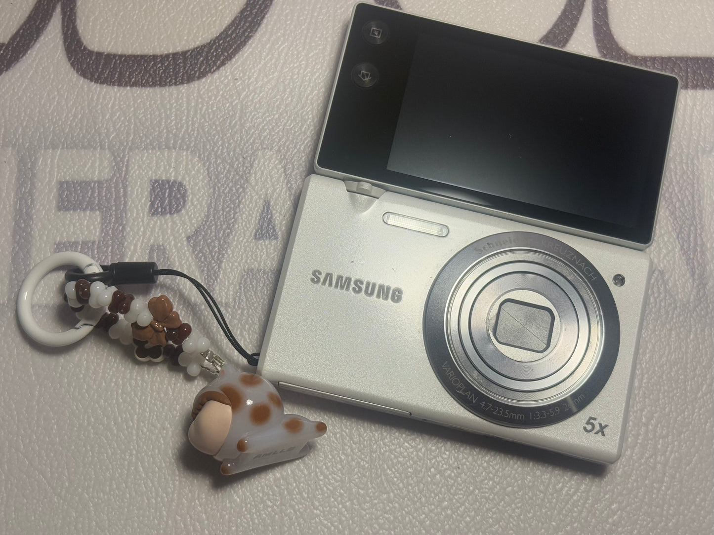 Samsung MV800 Flip-out 5x Zoom 16 Megapixels Touch English