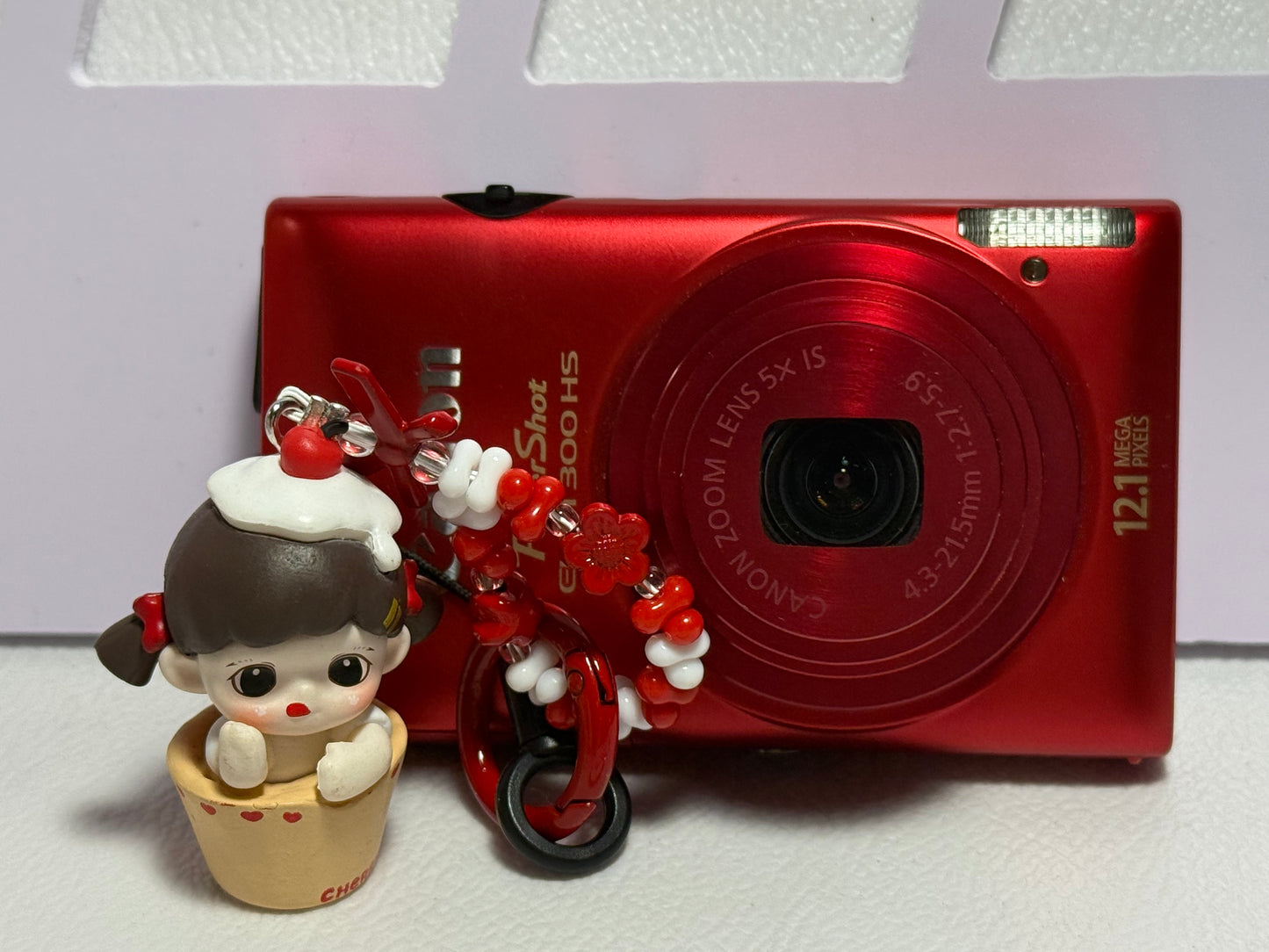 Canon PowerShot ELPH 300 HS / IXUS 220 HS 12.1MP Digital Camera - RED