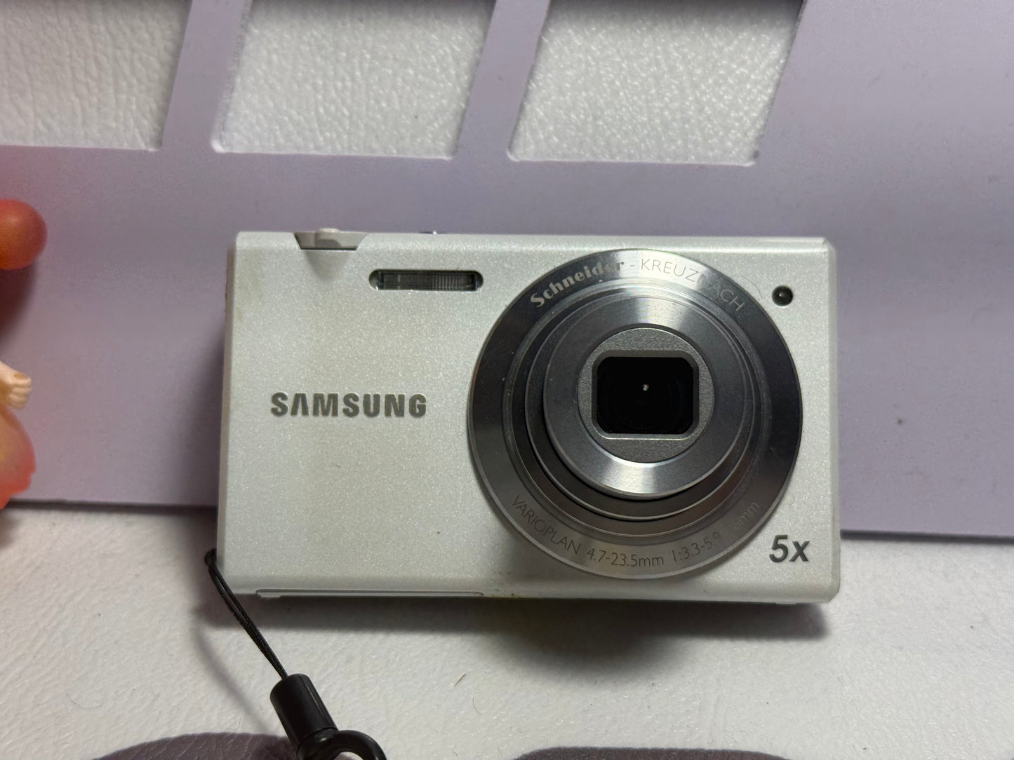 Samsung MV800 Flip-out 5x Zoom 16 Megapixels Touch English