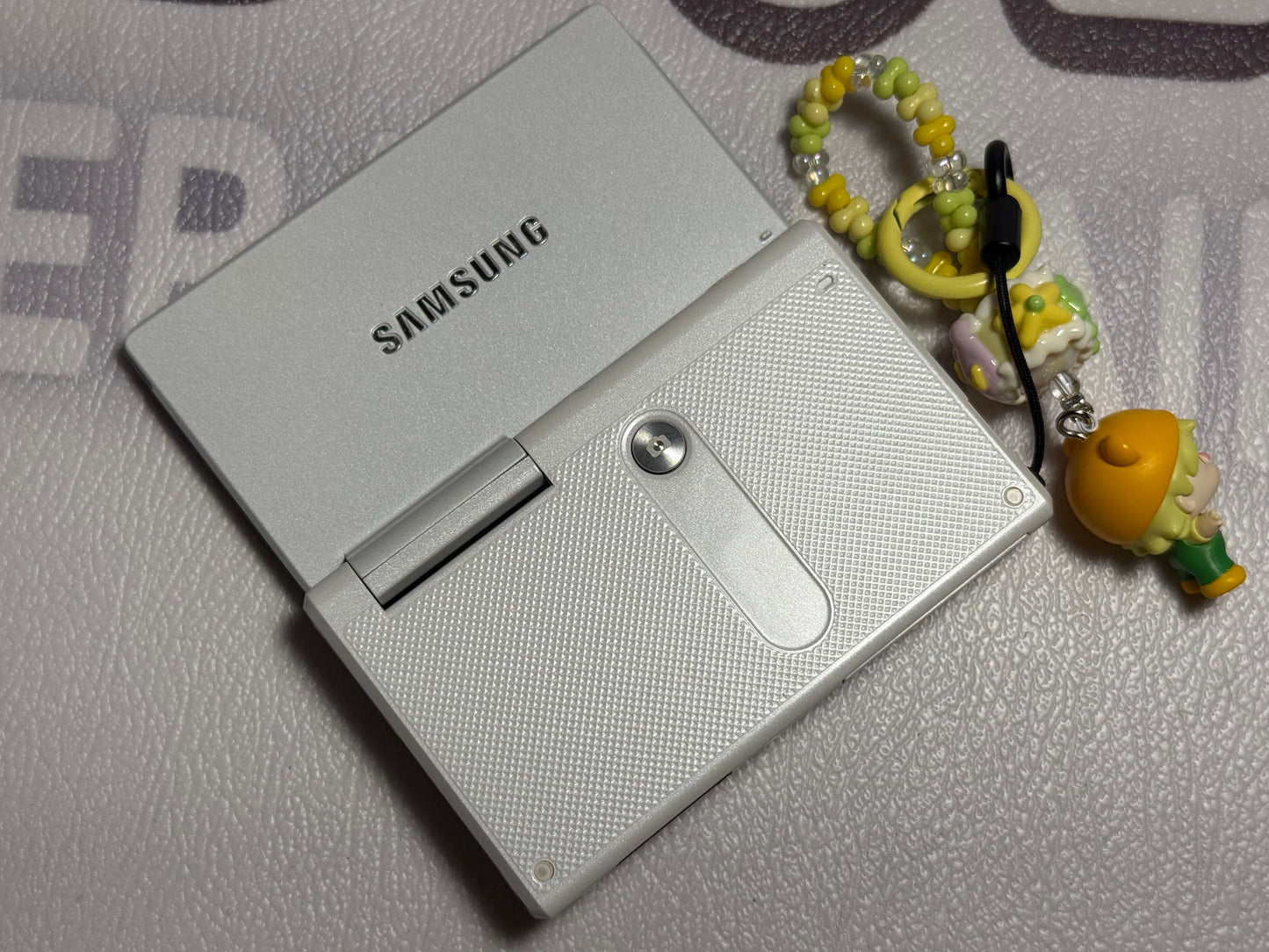 Samsung MV800 Flip-out 5x Zoom 16 Megapixels Touch English