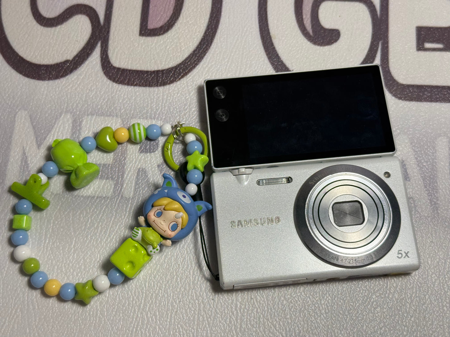Samsung MV800 Flip-out 5x Zoom 16 Megapixels Touch English