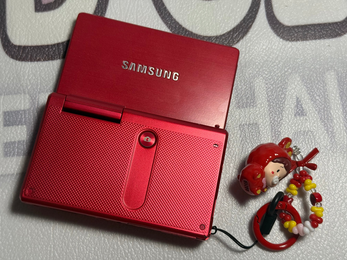 Samsung MV800 Flip-out 5x Zoom 16 Megapixels Touch English