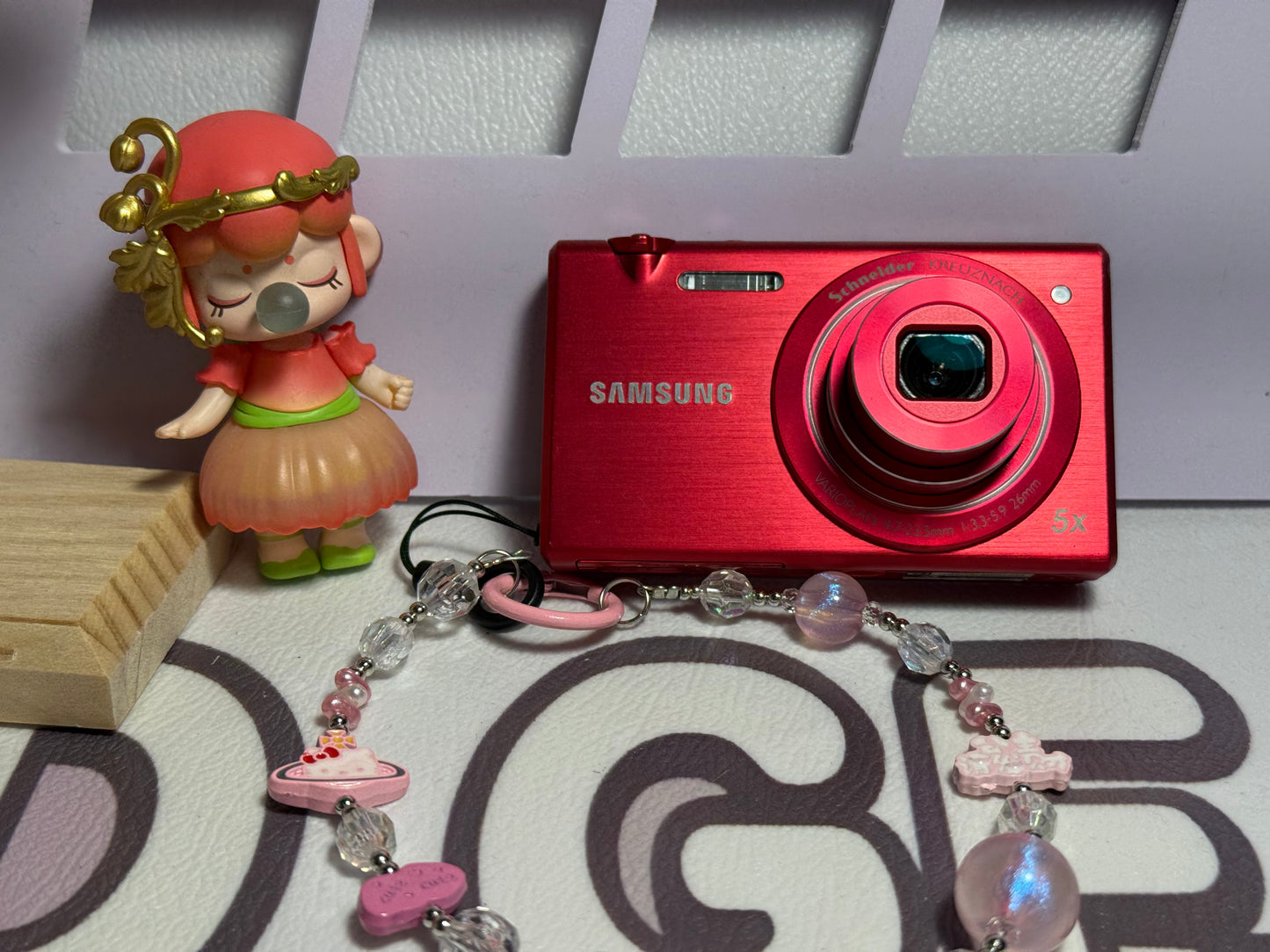 Samsung MV800 Flip-out 5x Zoom 16 Megapixels Touch English