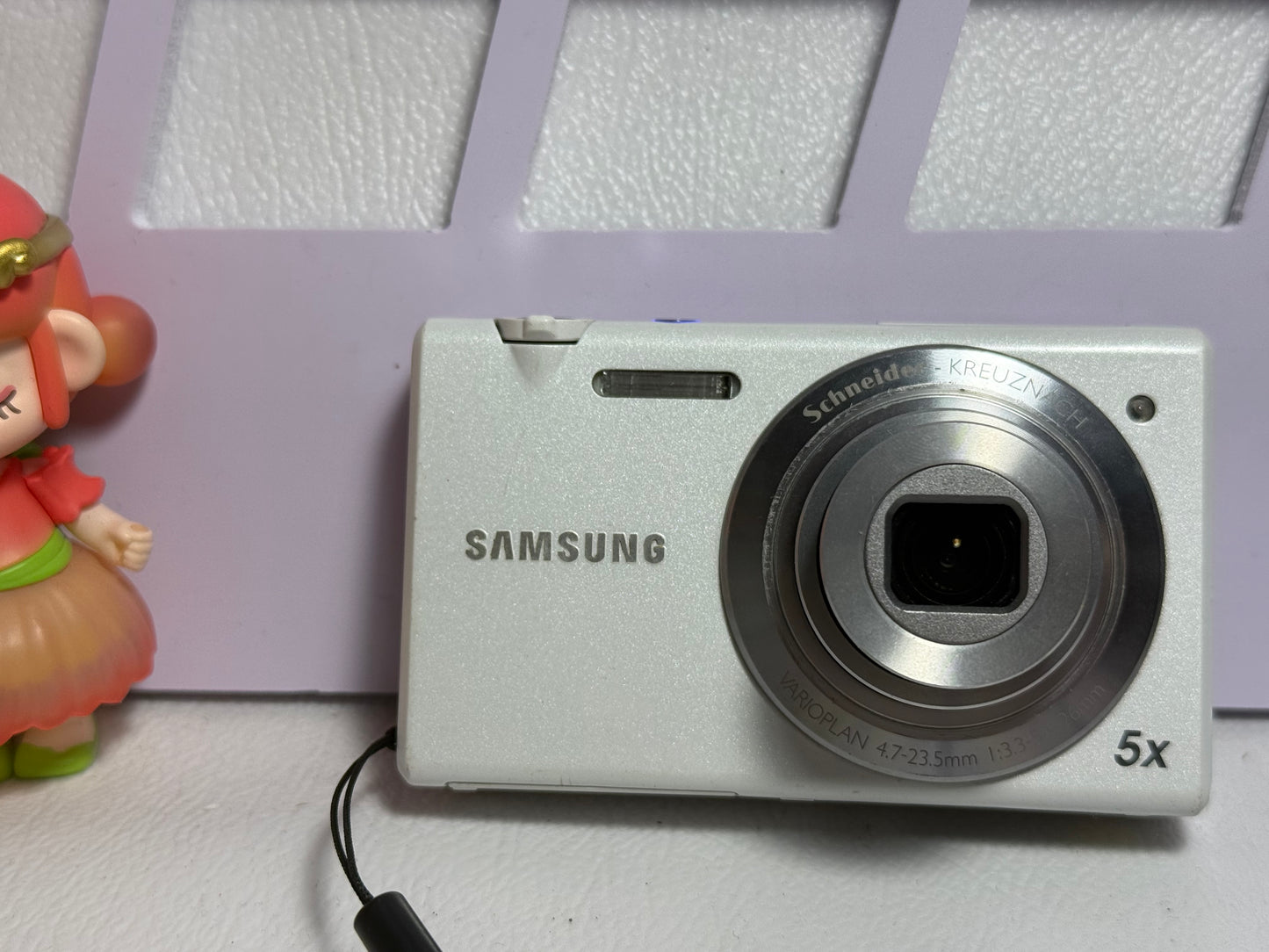 Samsung MV800 Flip-out 5x Zoom 16 Megapixels Touch English