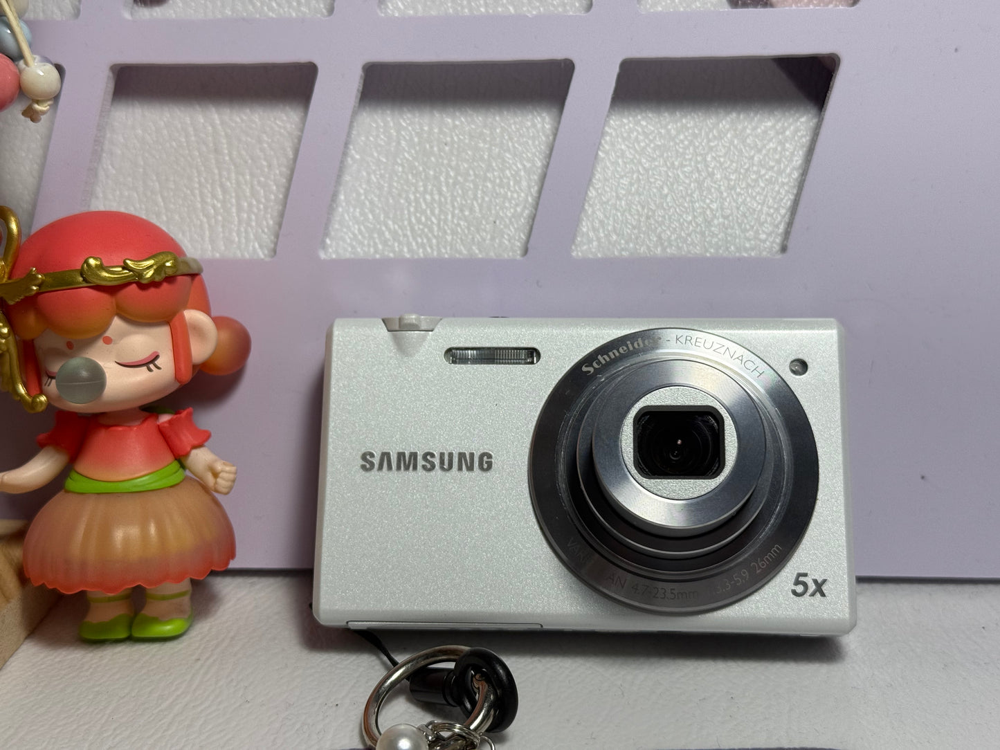 Samsung MV800 Flip-out 5x Zoom 16 Megapixels Touch English