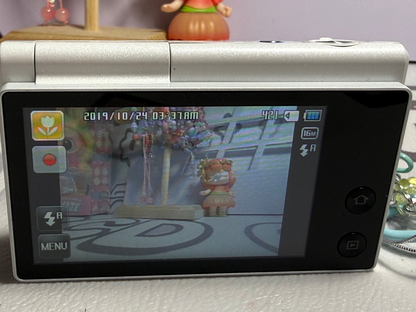 Samsung MV800 Flip-out 5x Zoom 16 Megapixels Touch English