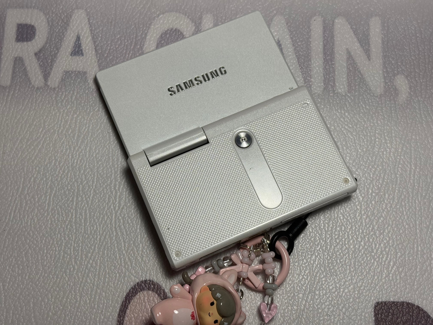 Samsung MV800 Flip-out 5x Zoom 16 Megapixels Touch English