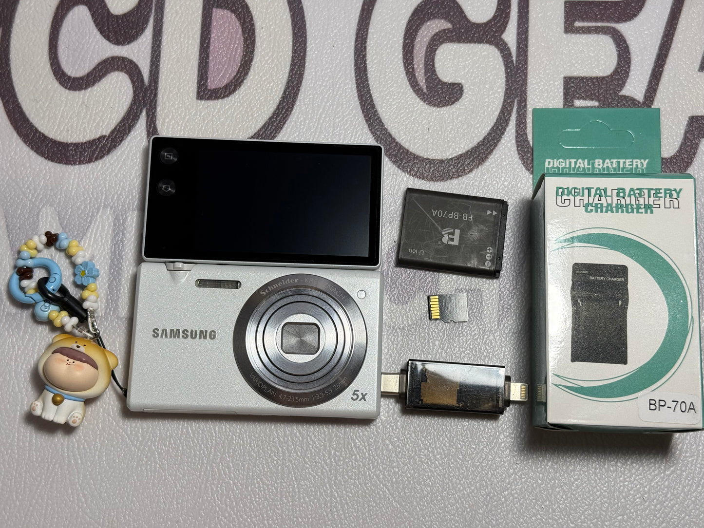 Samsung MV800 Flip-out 5x Zoom 16 Megapixels Touch English