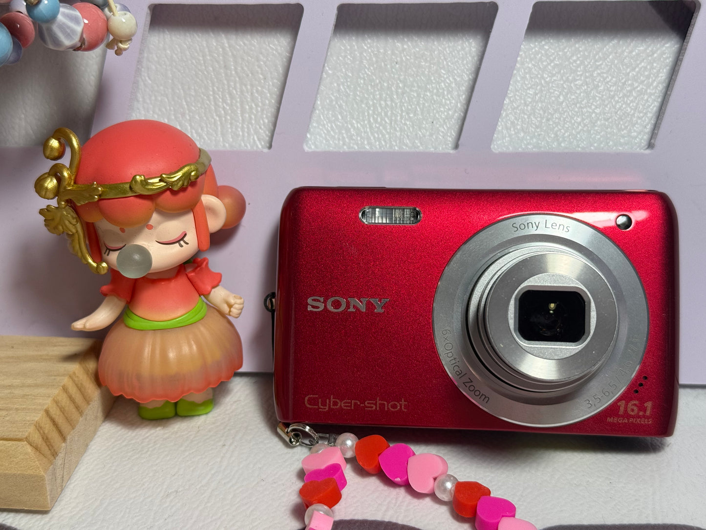 Sony Cyber Shot DSC-W670 16.1MP Digital Camera Built-in Flash - RED