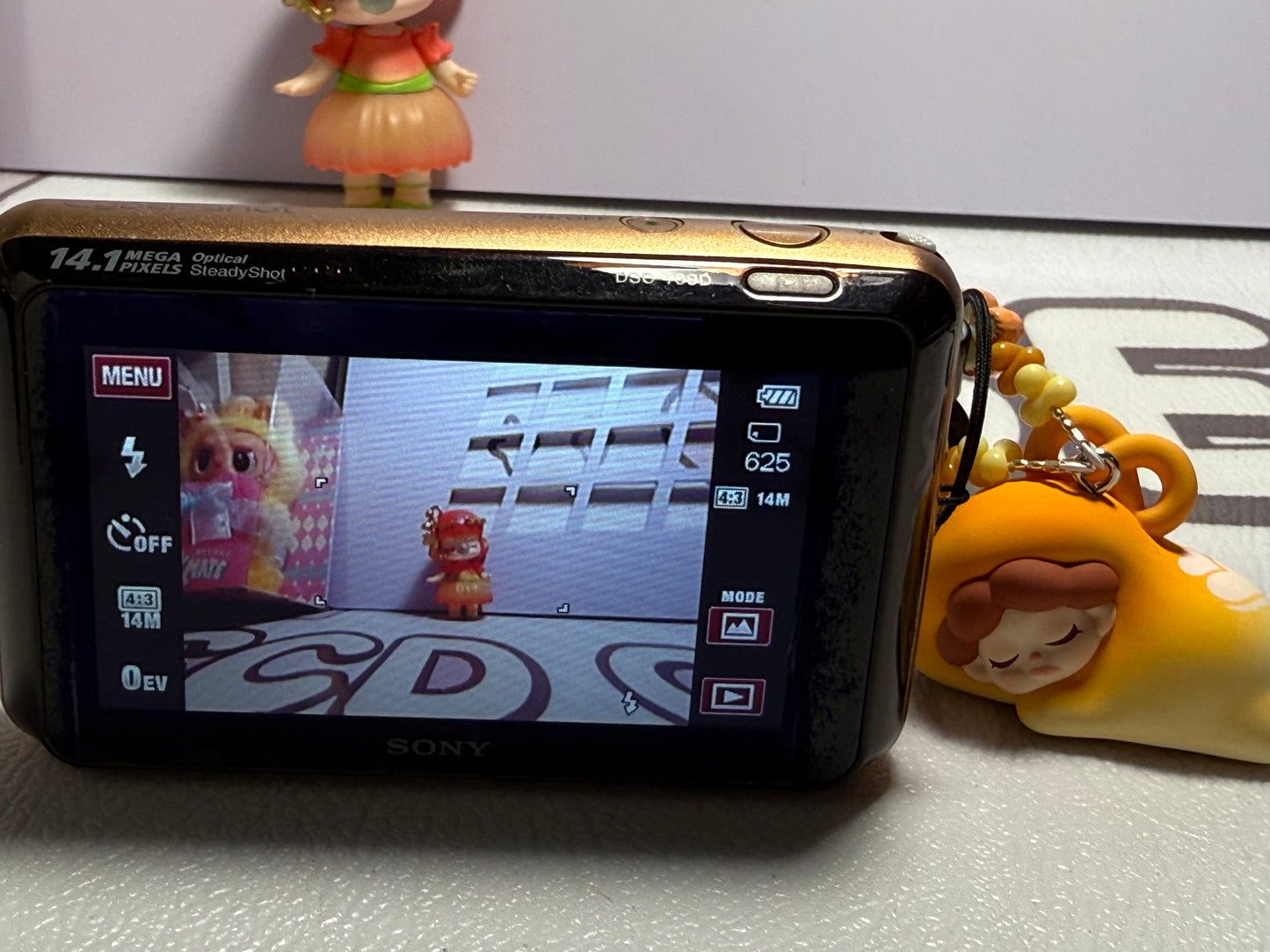SONY Cyber Shot DSC-T99D 14.1MP Digital Camera