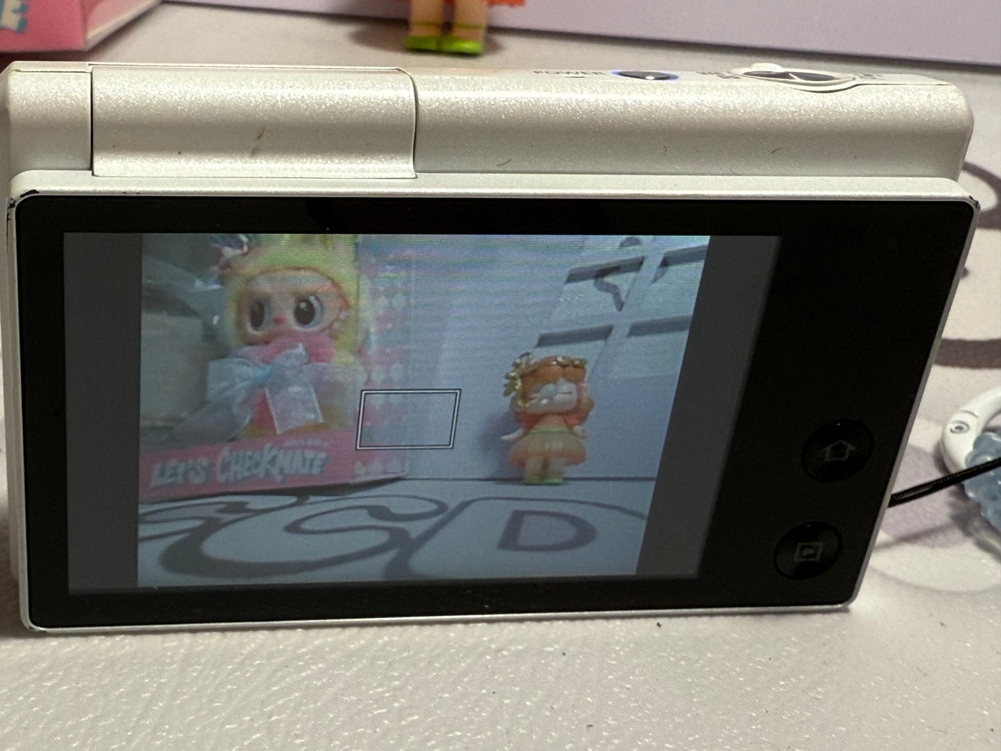 Samsung MV800 Flip-out 5x Zoom 16 Megapixels Touch English
