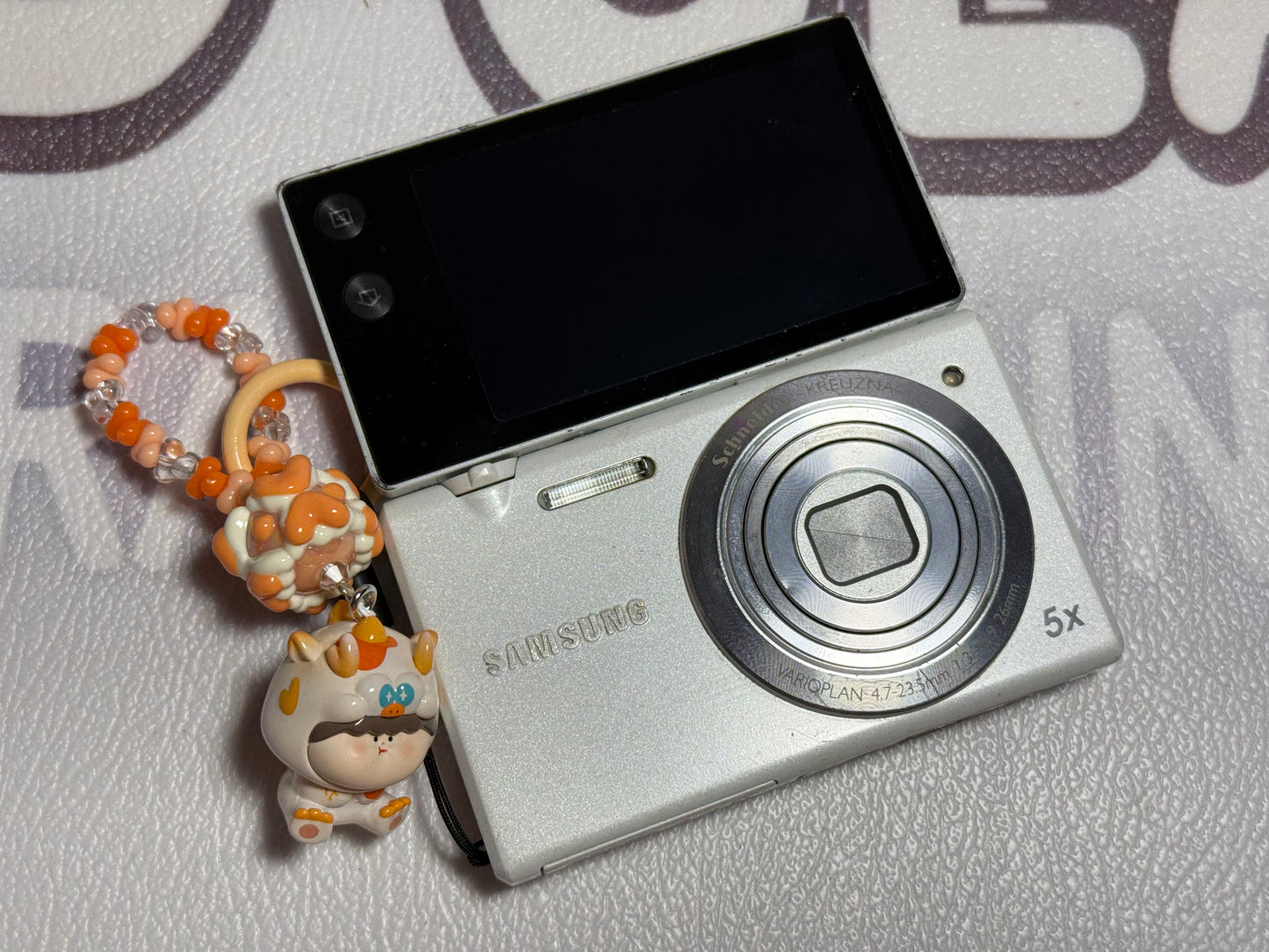 Samsung MV800 Flip-out 5x Zoom 16 Megapixels Touch English