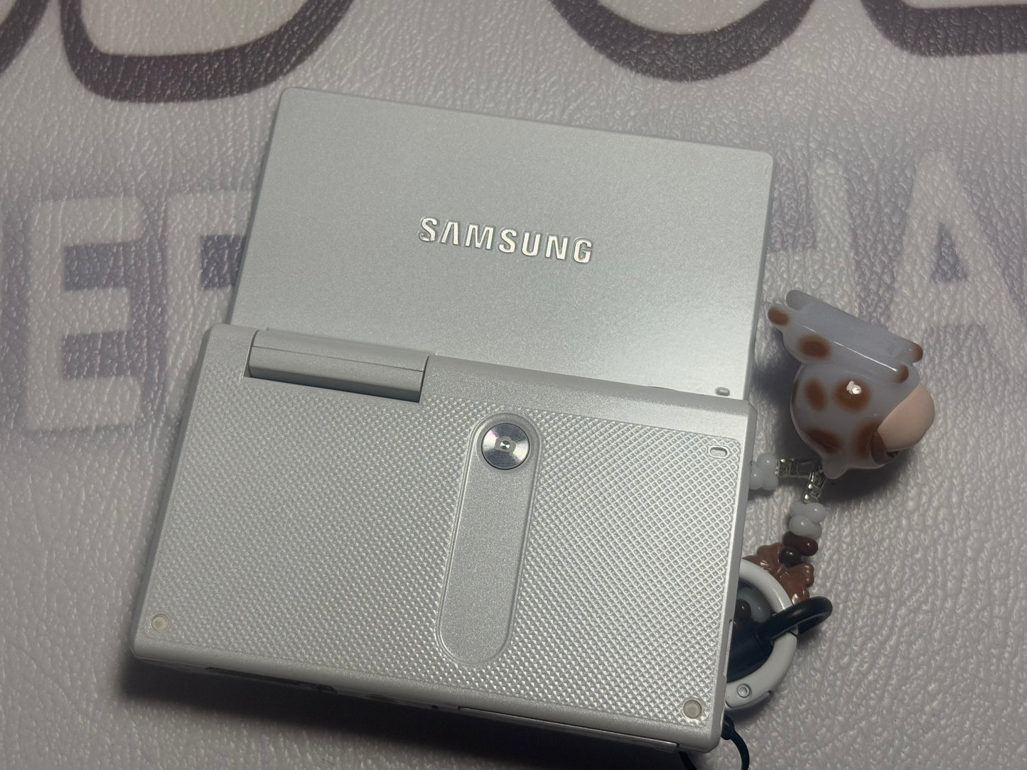 Samsung MV800 Flip-out 5x Zoom 16 Megapixels Touch English